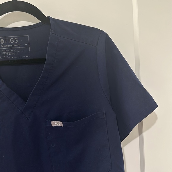 Excellent Condition FIGS Scrub Tops - Picture 4 of 4